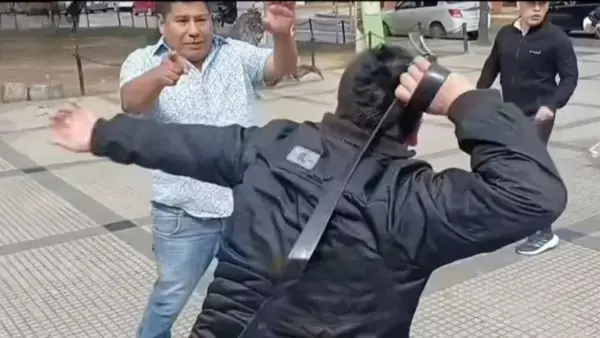 Miembros de la Unión Juvenil Cruceñista chicotearon a un seguidor de Evo Morales que convocaba al bloqueo en ese departamento