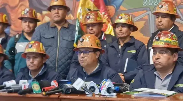 Dirigentes de la Fedecomin este martes en declaraciones ante la prensa en La Paz.