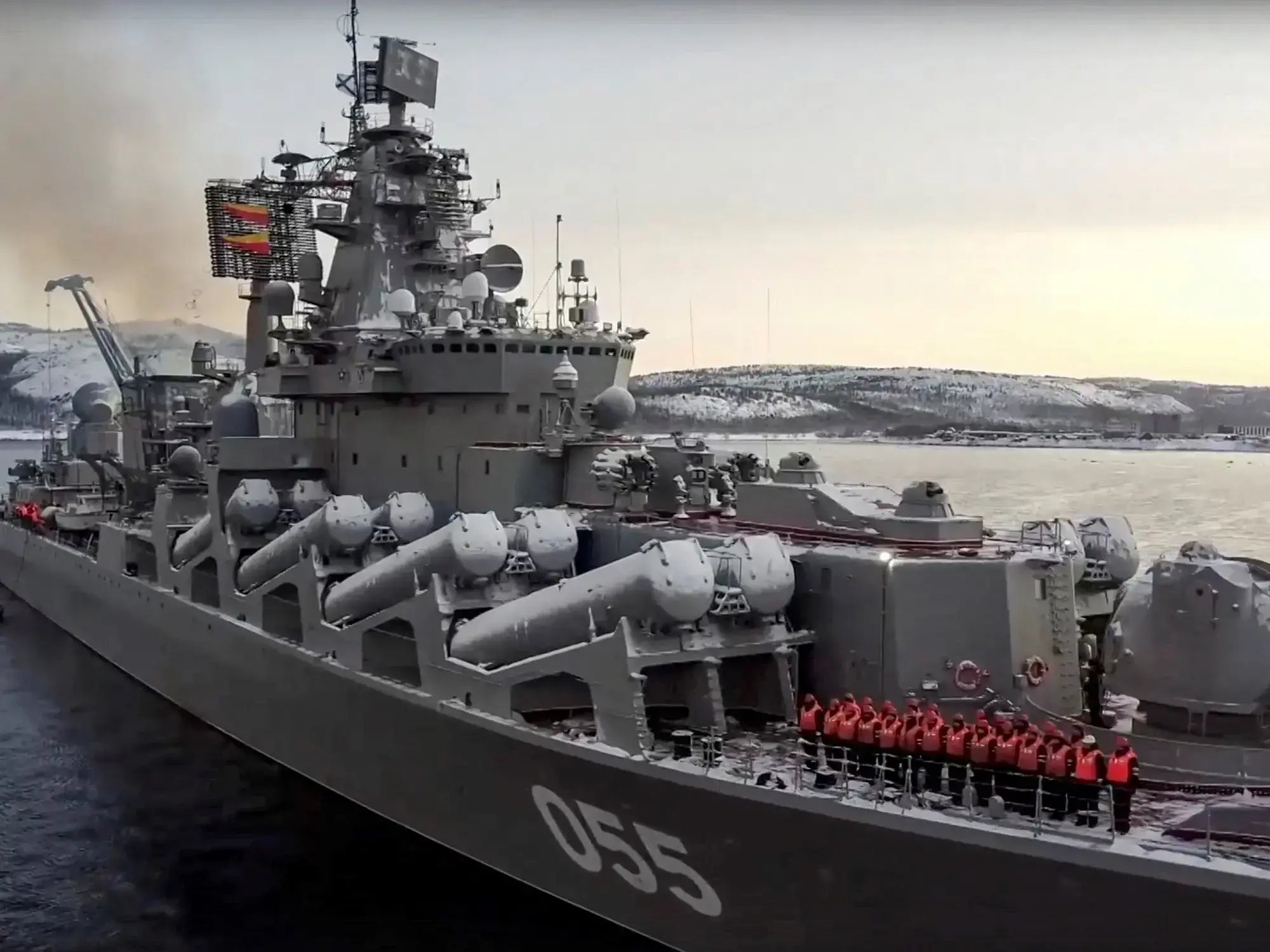 El crucero ruso Mariscal Ustinov preparándose para participar en ejercicios en el mar de Barents, en Severomorsk, Rusia.