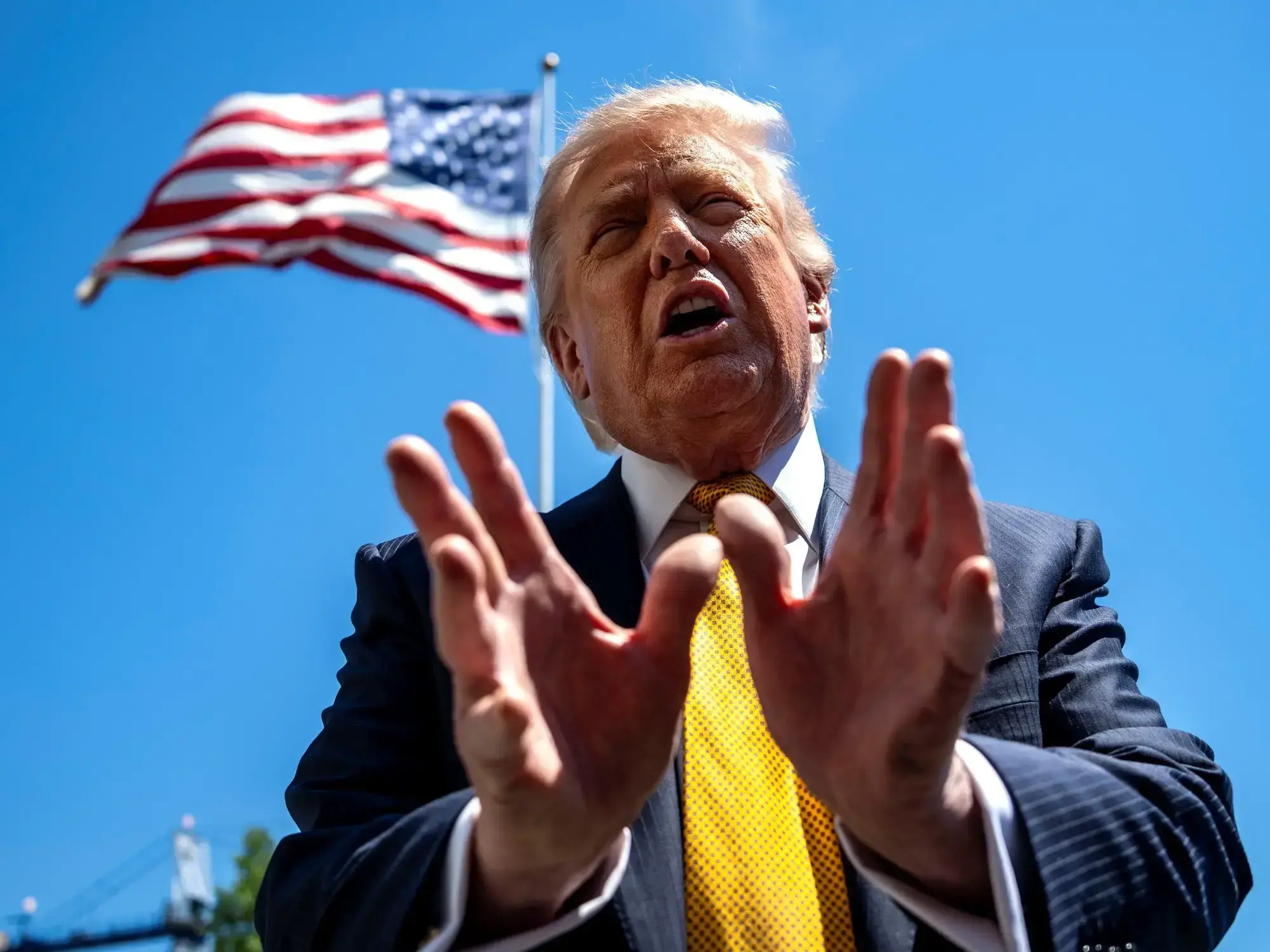 Donald Trump, ante los periodistas en el jardín de la Casa Blanca antes de salir hacia China, este martes.