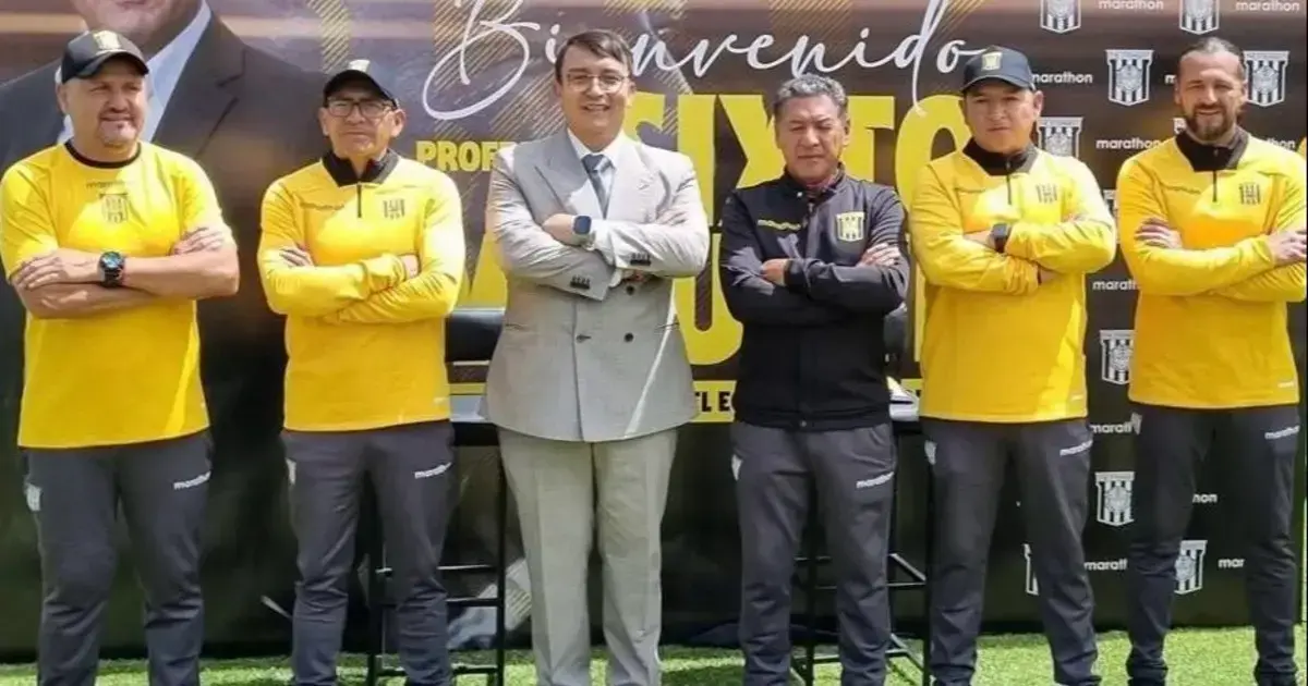 Sixto Vizuete (centro) junto al presidente del club, Daniel Terrazas, y su equipo técnico.