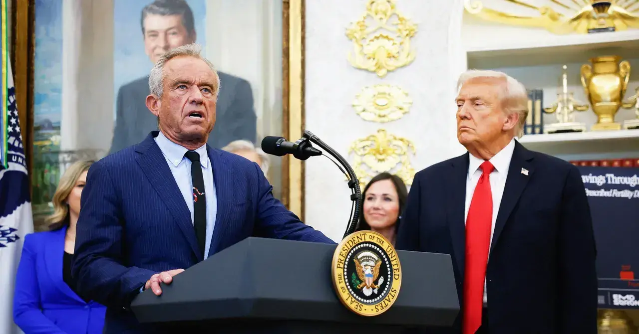 Robert F. Kennedy Jr., secretario de Salud y Servicios Humanos, y el presidente Donald Trump discuten sobre beneficios de FIV