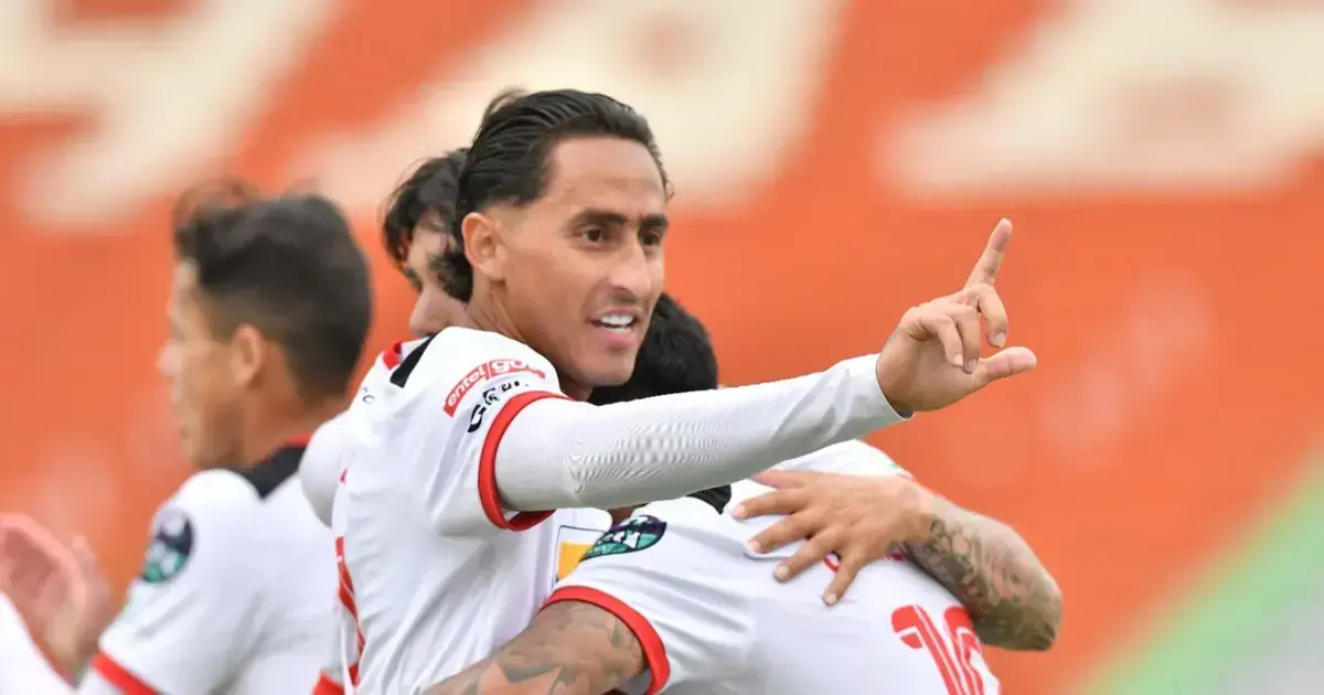 El delantero de Universitario, Andrés Llanos, celebrando uno de sus goles.
