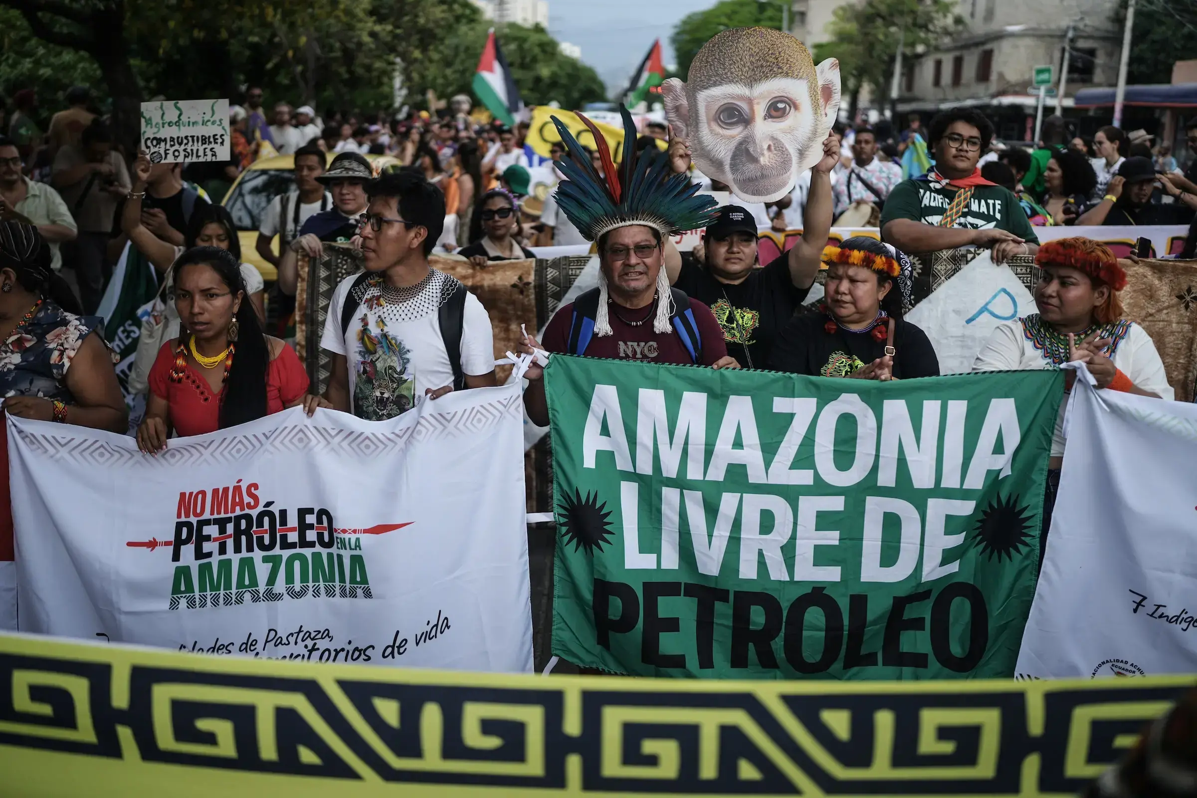 Activistas participan en una protesta contra la explotación de combustibles fósiles durante la cumbre en Santa Marta, Colombi