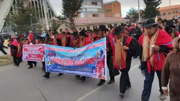 Los ponchos rojos se movilizan exigiendo la renuncia de Rodrigo Paz.