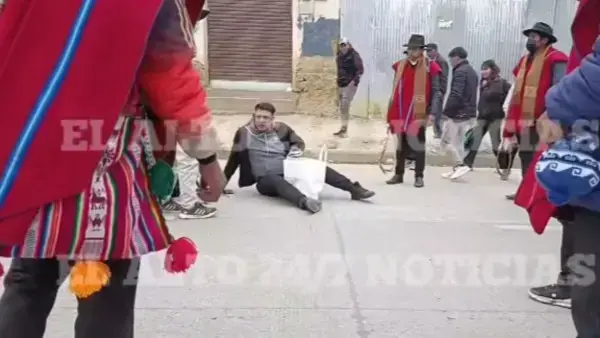Agresión a un ciudadano durante la marcha de los Ponchos Rojos.