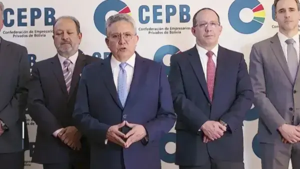 El presidente de la CEPB, Giovani Ortuño (c) y miembros de su directorio.