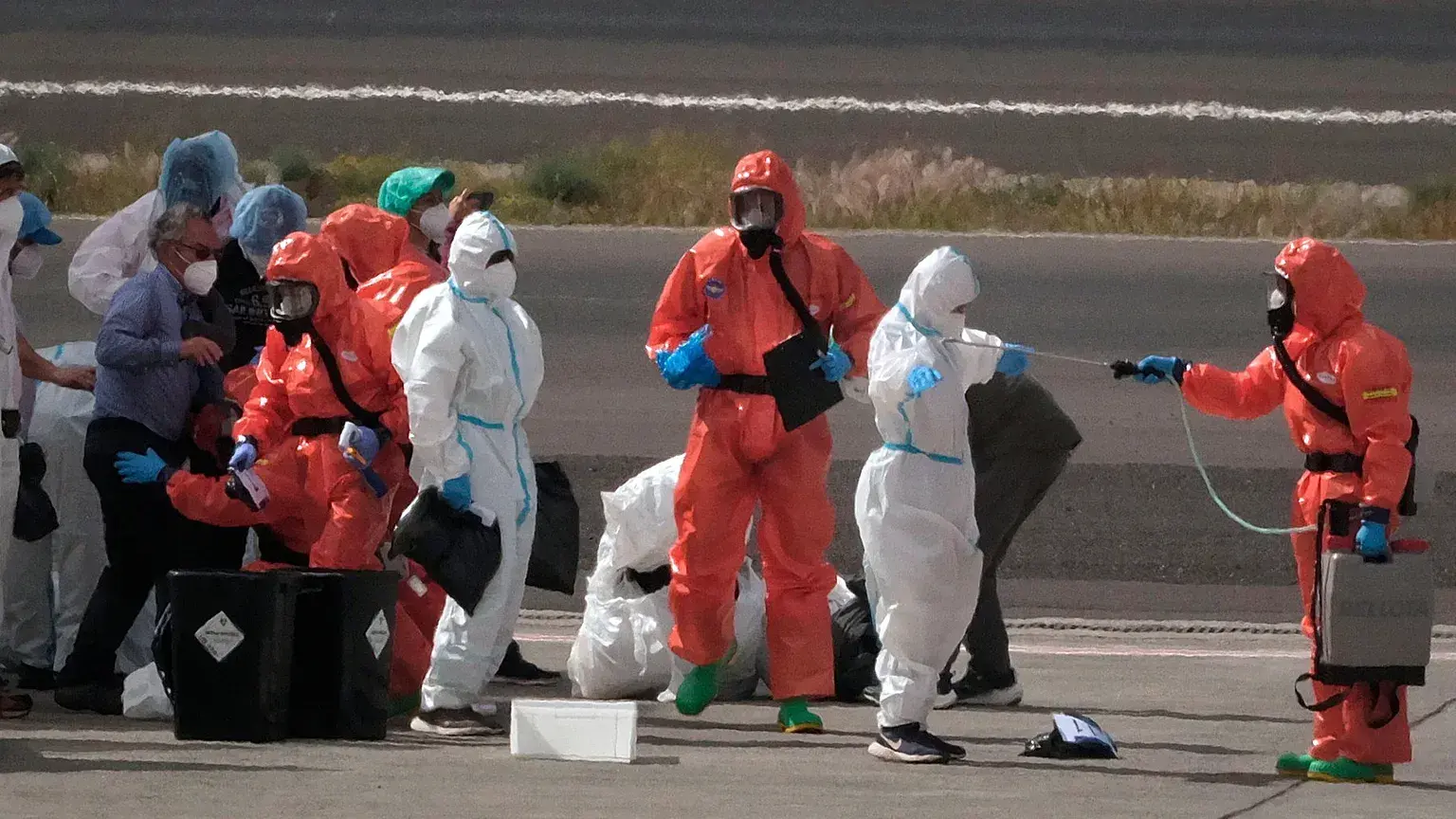 Los pasajeros son rociados con desinfectante tras desembarcar del crucero MV Hondius, afectado por hantavirus, en el aeropuer