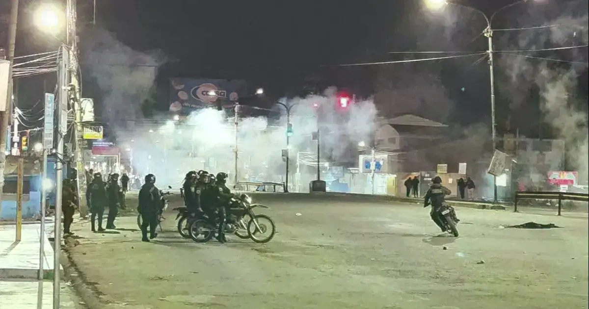 Foto de protesta violenta en la zona de Río Seco (El Alto).