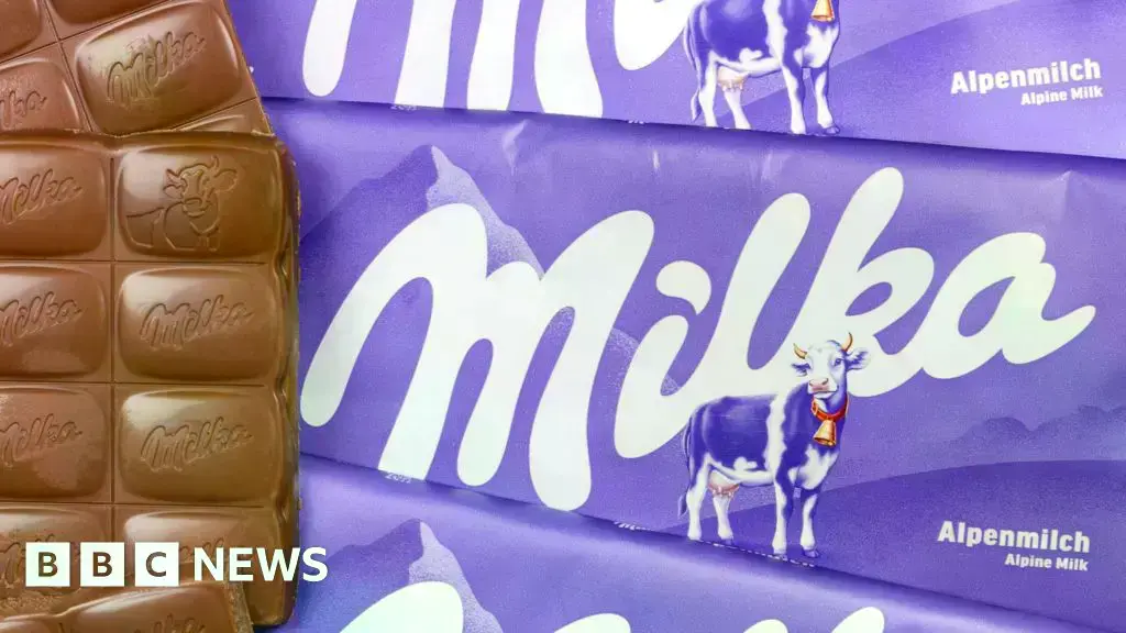 La tableta Milka Alpenmilch redujo su peso de 100g a 90g, lo que le valió el título de 'envase engañoso 2025'.