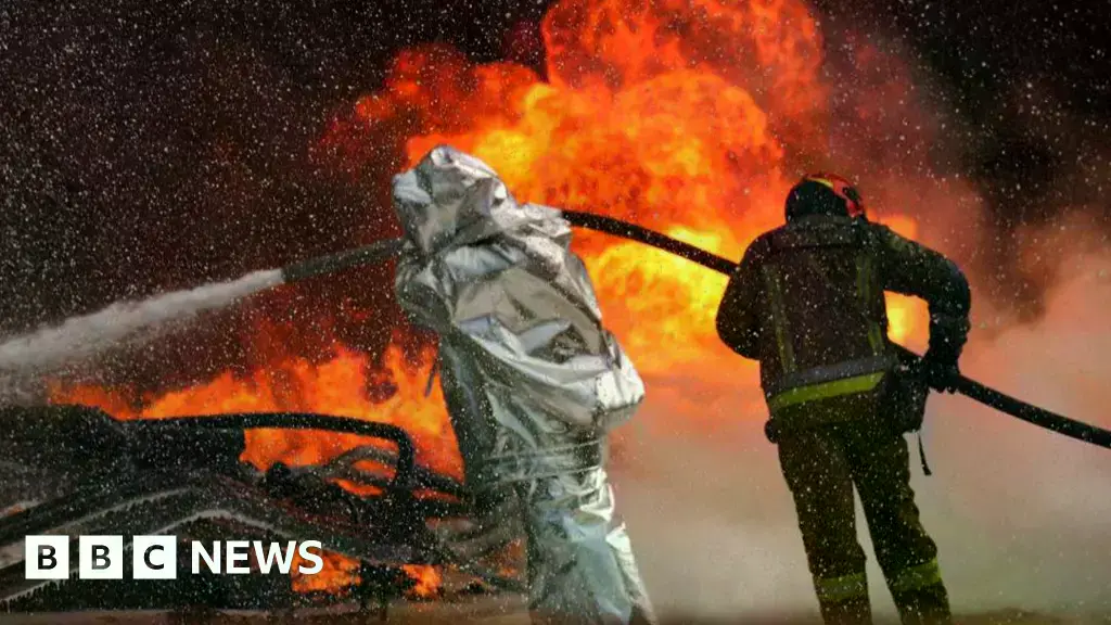 Bomberos ucranianos combaten un incendio tras ataques con drones rusos en la región central de Dnipropetrovsk