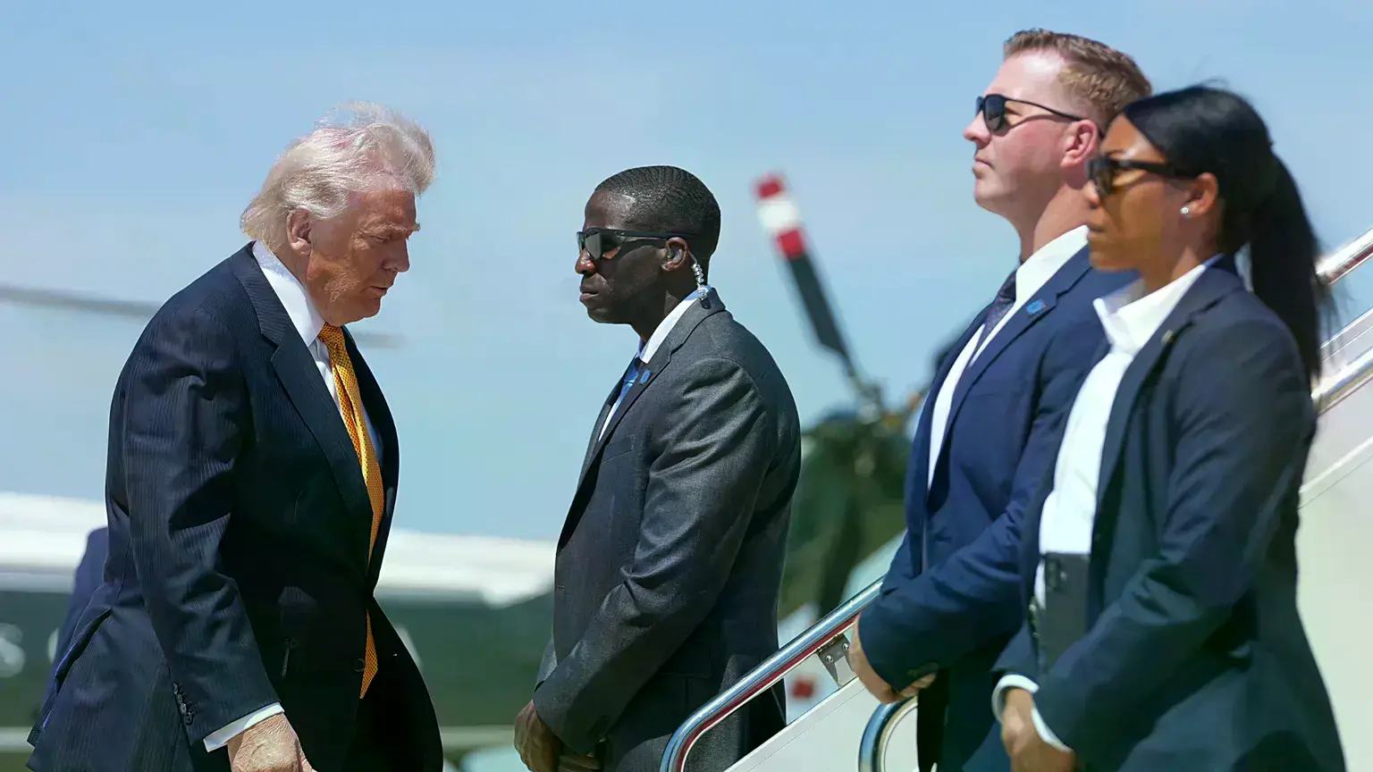 El presidente de Estados Unidos Donald Trump embarca en el Air Force One en la base conjunta Andrews para un viaje a China.