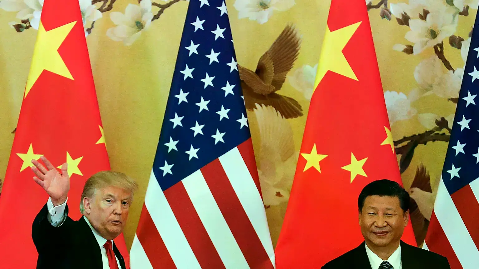 Donald Trump saluda junto al presidente chino, Xi Jinping, tras asistir a una rueda de prensa conjunta en el Gran Salón del P