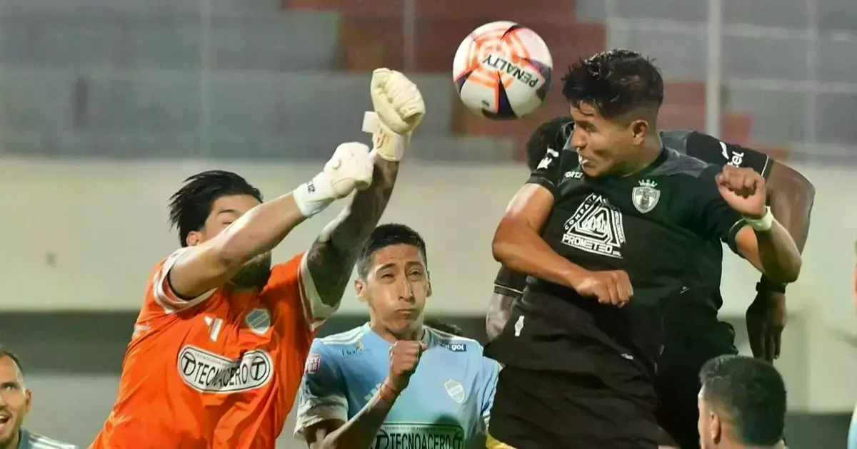 Rubén Cordano, arquero de Aurora, rechaza la pelota ante un intento de Real Oruro.