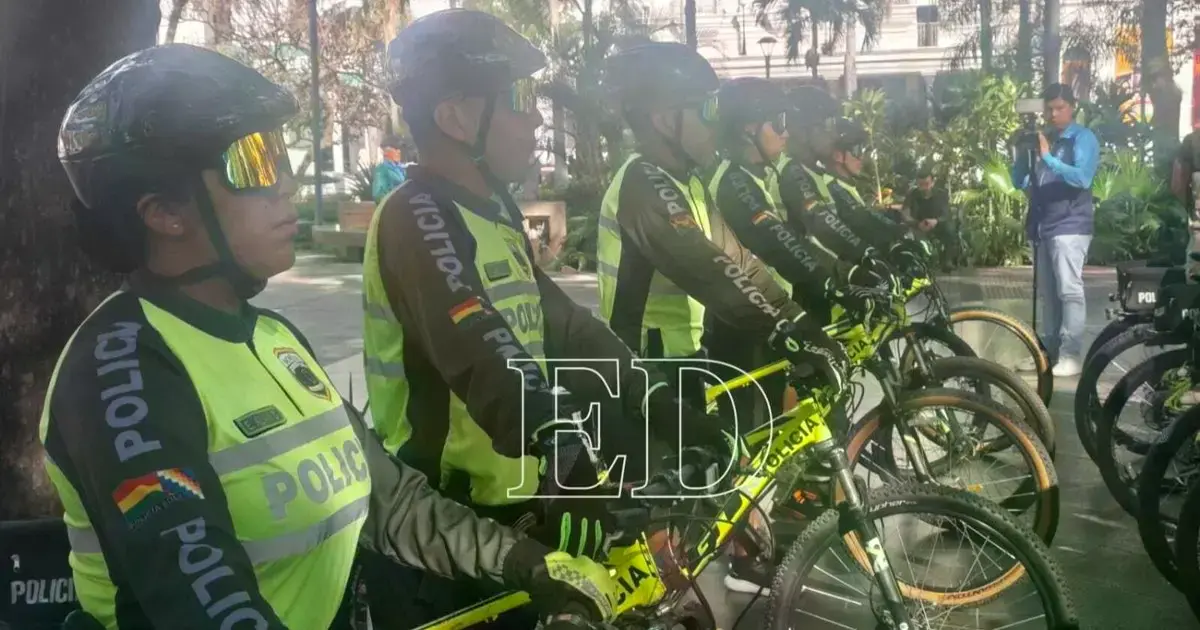 Policías en bicicleta custodiando el centro de la ciudad de Santa Cruz.