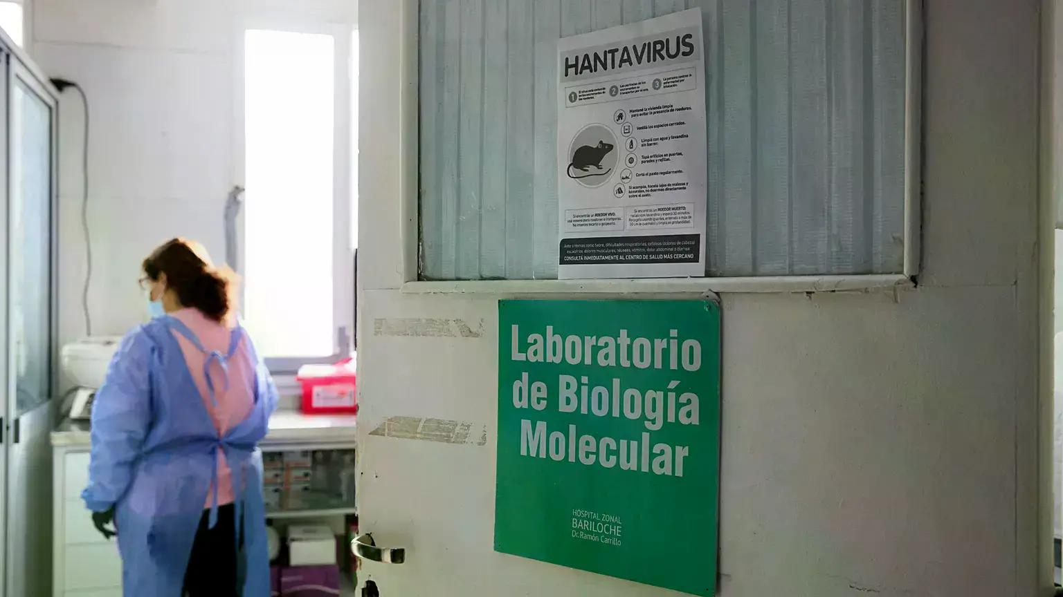 Cartel de prevención contra el hantavirus en un hospital de Bariloche, Argentina.