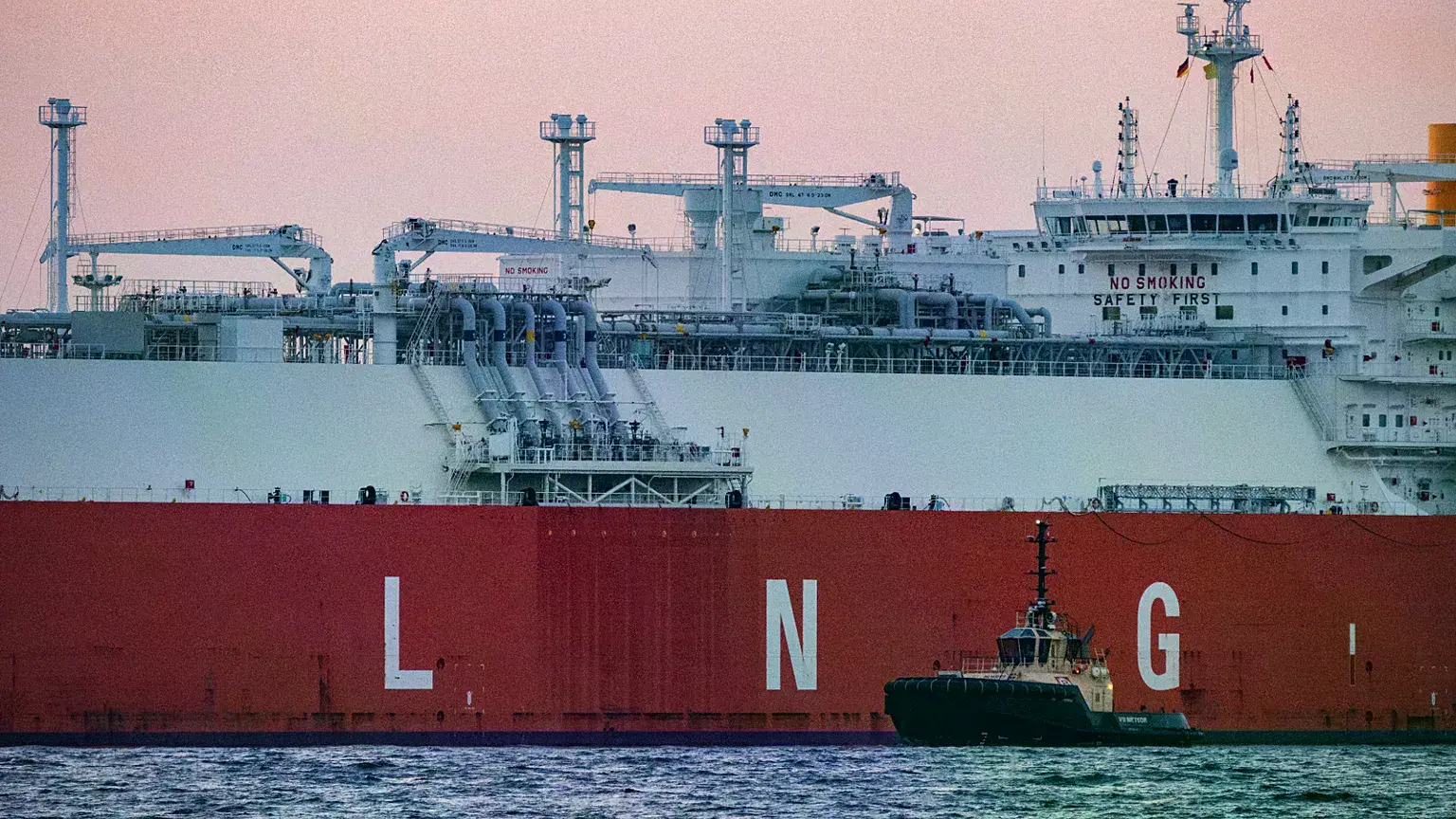 El buque metanero 'Hellas Diana' transporta una carga de GNL a la terminal energética 'Deutsche Ostsee' en Mukran, Alemania,