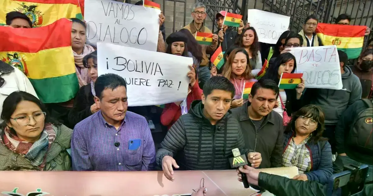 Con banderas bolivianas y carteles piden que se levanten los bloqueos. Foto: APG