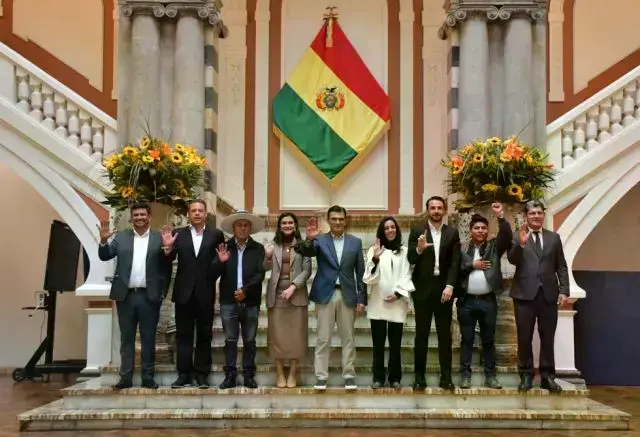 Un anterior encuentro de los nueve gobernadores y el presidente Rodrigo Paz.