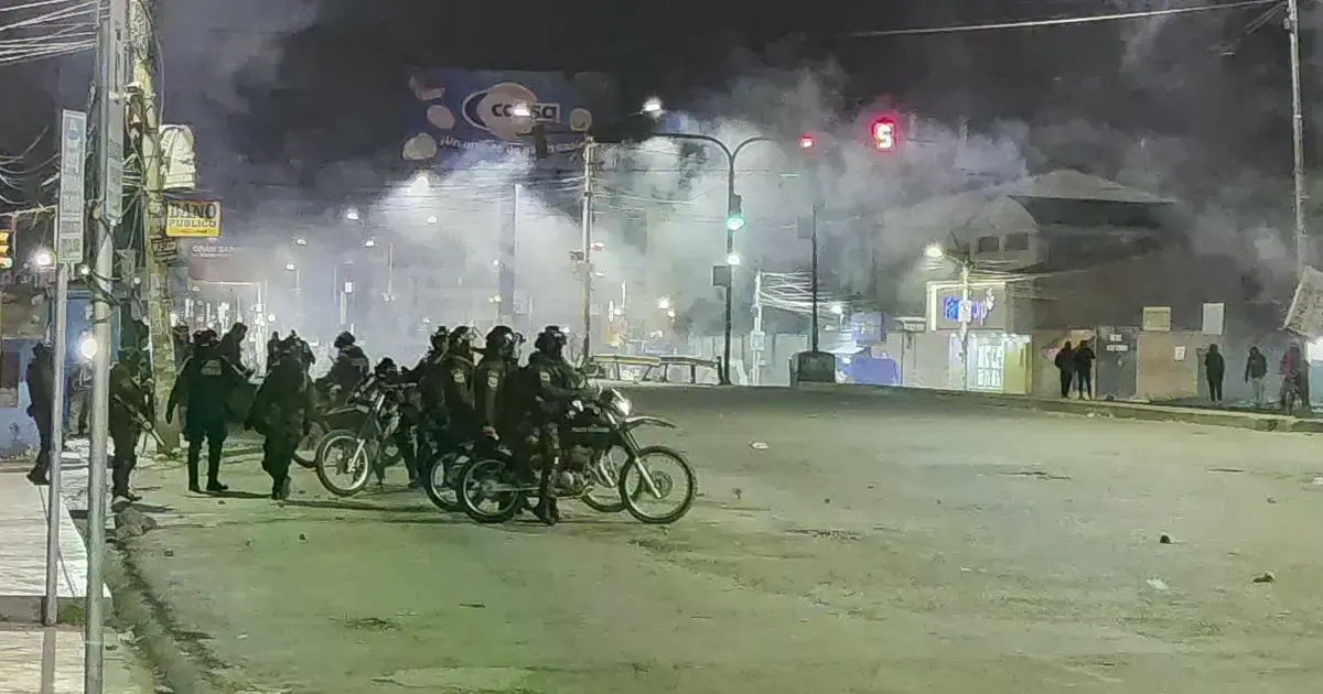 Efectivos de la Policía Nacional dispersan a manifestantes con agentes químicos en el puente de Río Seco