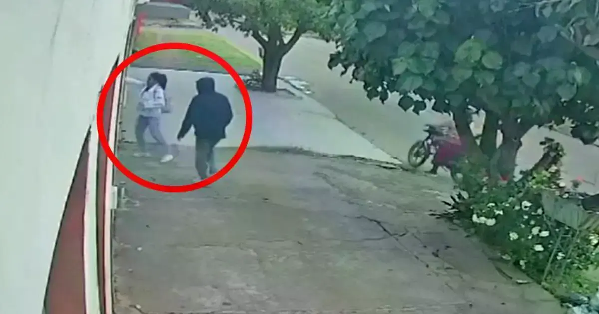 Momento en el que la víctima arroja su celular para evitar robo