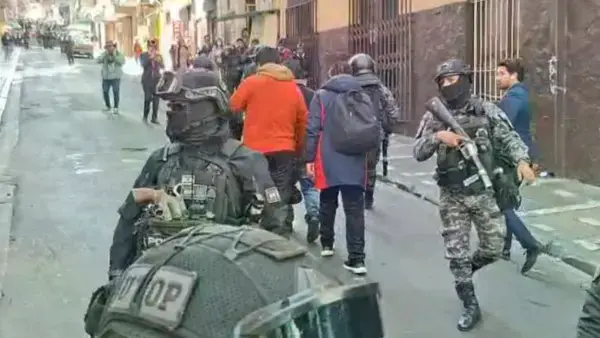Dirigente del magisterio rural ingresando a dejar el pliego de su sector al Ministerio de Trabajo.