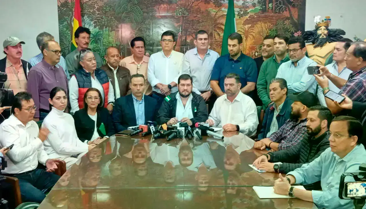 Cívicos cruceños reunidos este miércoles.