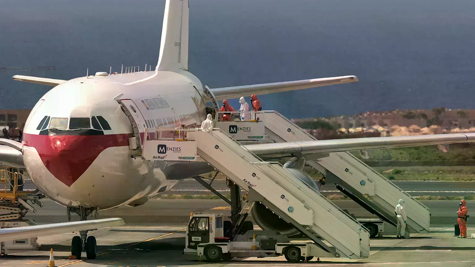 Un pasajero sube a un avión del Gobierno español tras bajar del crucero MV Hondius, afectado por hantavirus, en el aeropuerto