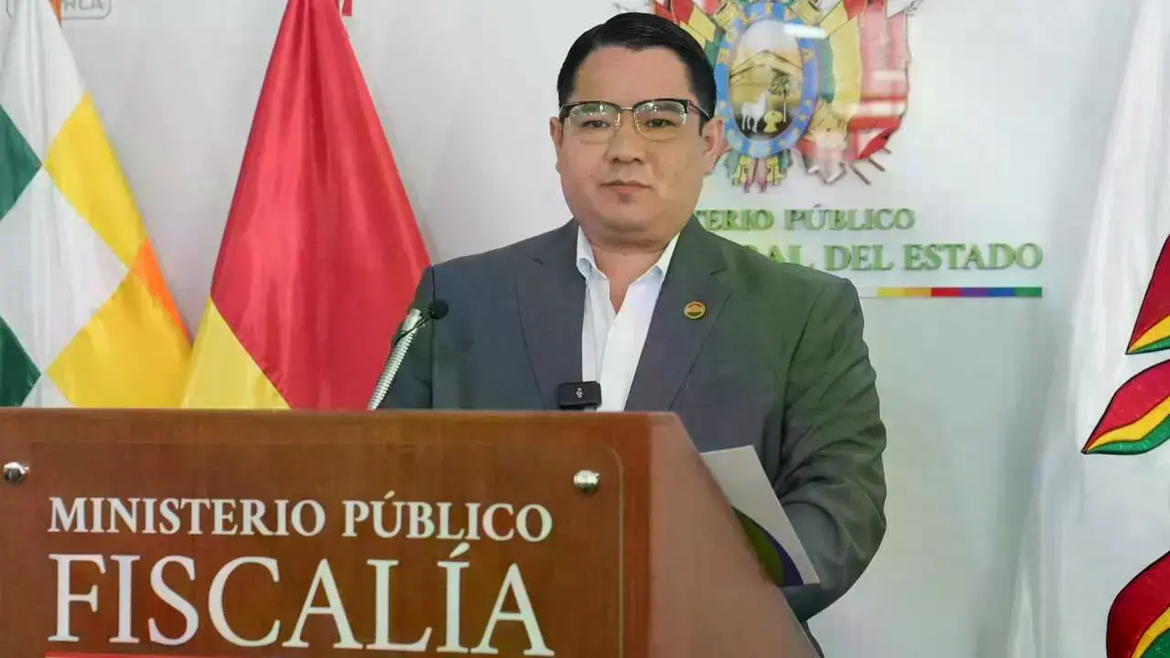 El fiscal general Roger Mariaca durante la conferencia de prensa.