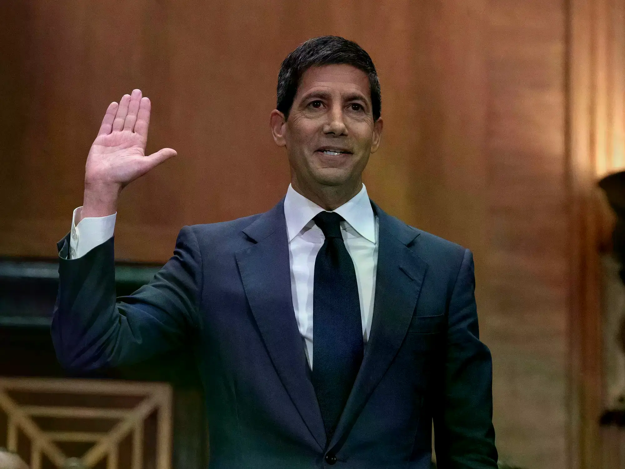 Kevin Warsh jura su cargo durante su audiencia de confirmación como miembro y presidente de la Junta de Gobernadores de la Re