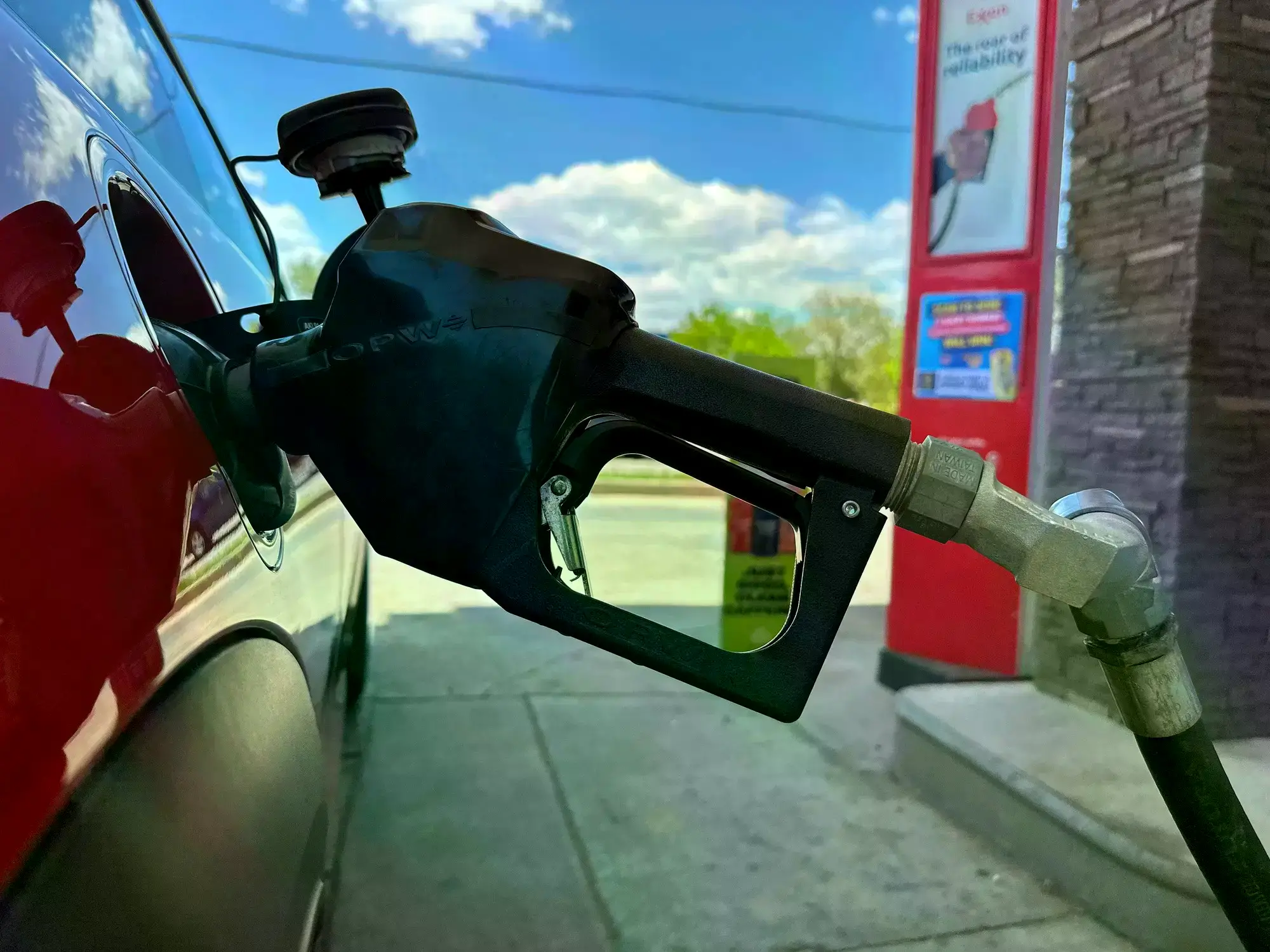 Una persona carga nafta en Littleton, Colorado.