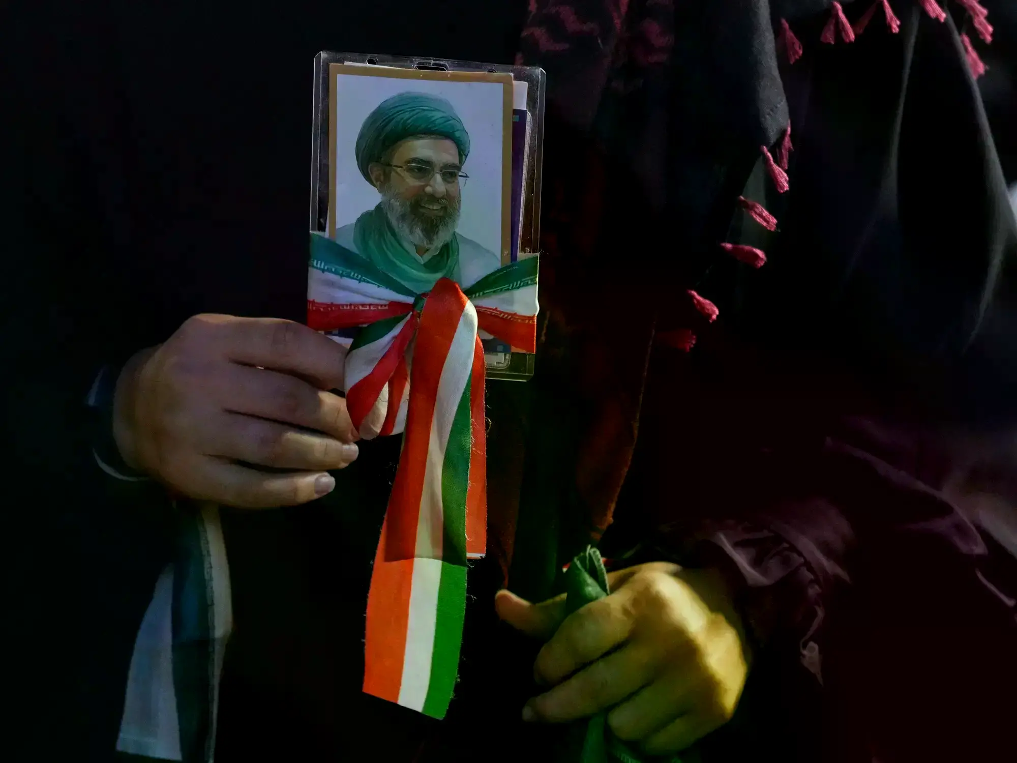 Un partidario del gobierno sostiene un retrato del líder supremo iraní, el ayatolá Mojtaba Khamenei, durante una concentració
