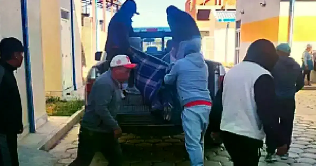 El momento en el que trasladan a uno de los afectados en el ataque armado