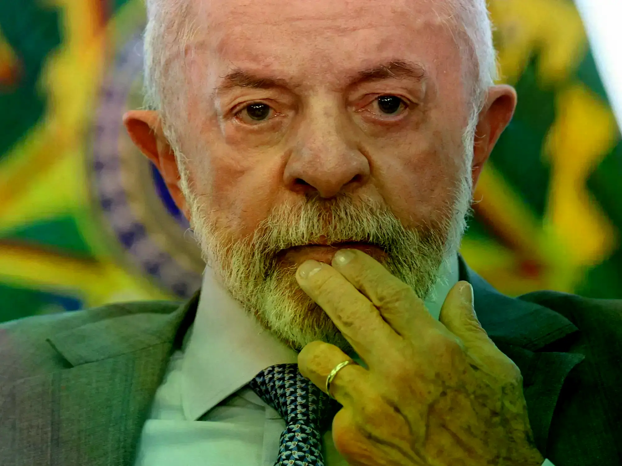 El presidente de Brasil, Luiz Inácio Lula da Silva, observa durante una ceremonia en el Palacio de Planalto, en Brasilia, Bra