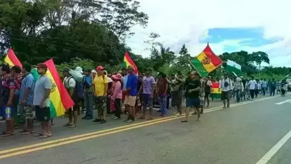 La marcha indígena - campesina en plena marcha.