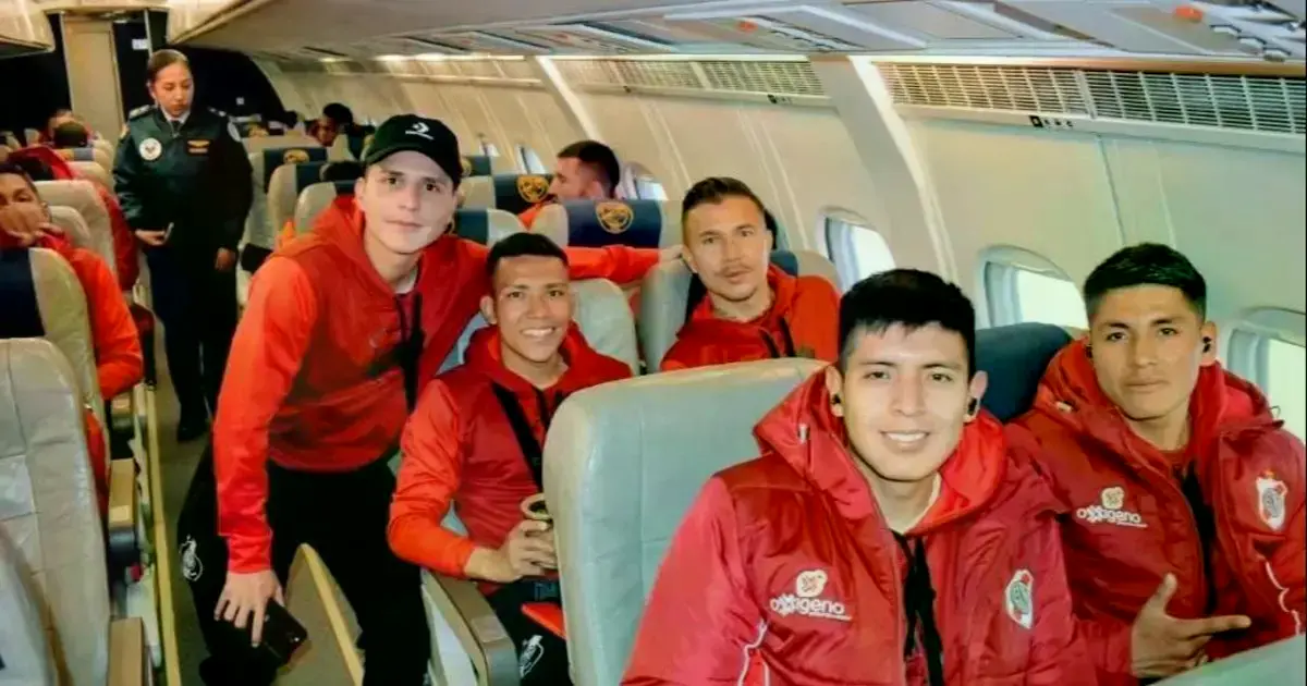 Jugadores del club en el avión que los trasladó de Sucre a La Paz.