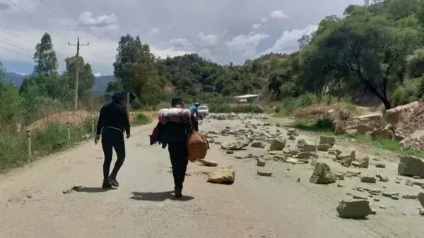 Las personas caminan varios kilómetros para pasar los puntos de bloqueo.