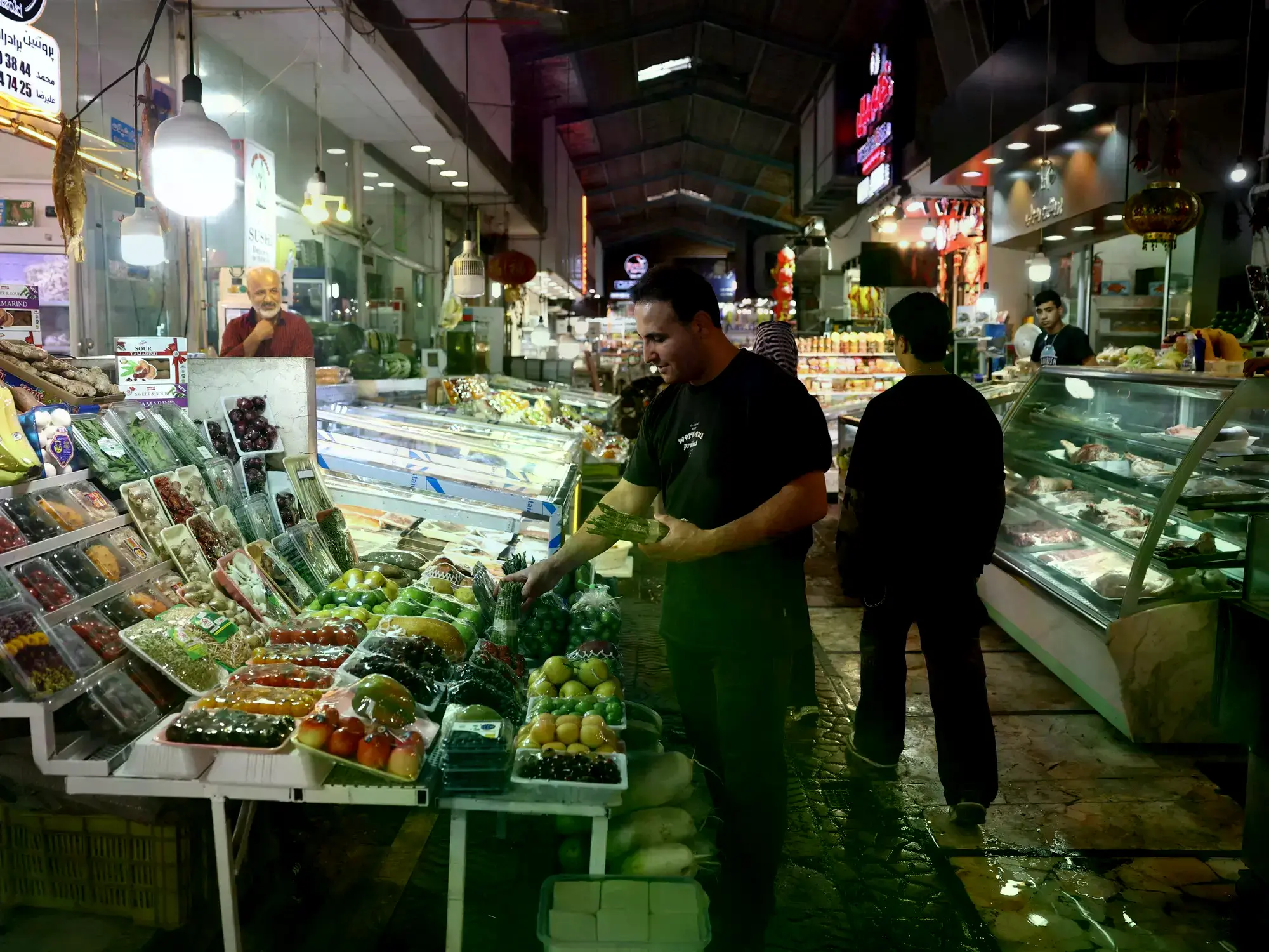 Un vendedor trabaja en su tienda en Teherán, Irán, donde los precios se han disparado.