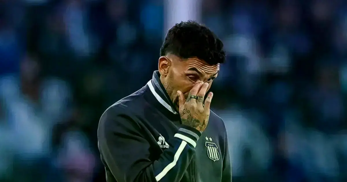 Foto de Carlos Tévez dirigiendo a River Plate.