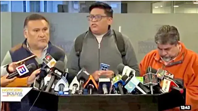 El dirigente Bryan Cuba durante su conferencia de prensa.