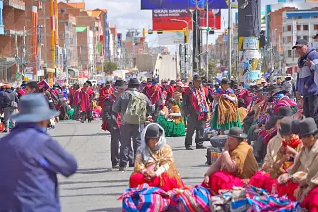 Los Ponchos Rojos, este miércoles, en El Alto, en una nueva jornada de bloqueo de carreteras.