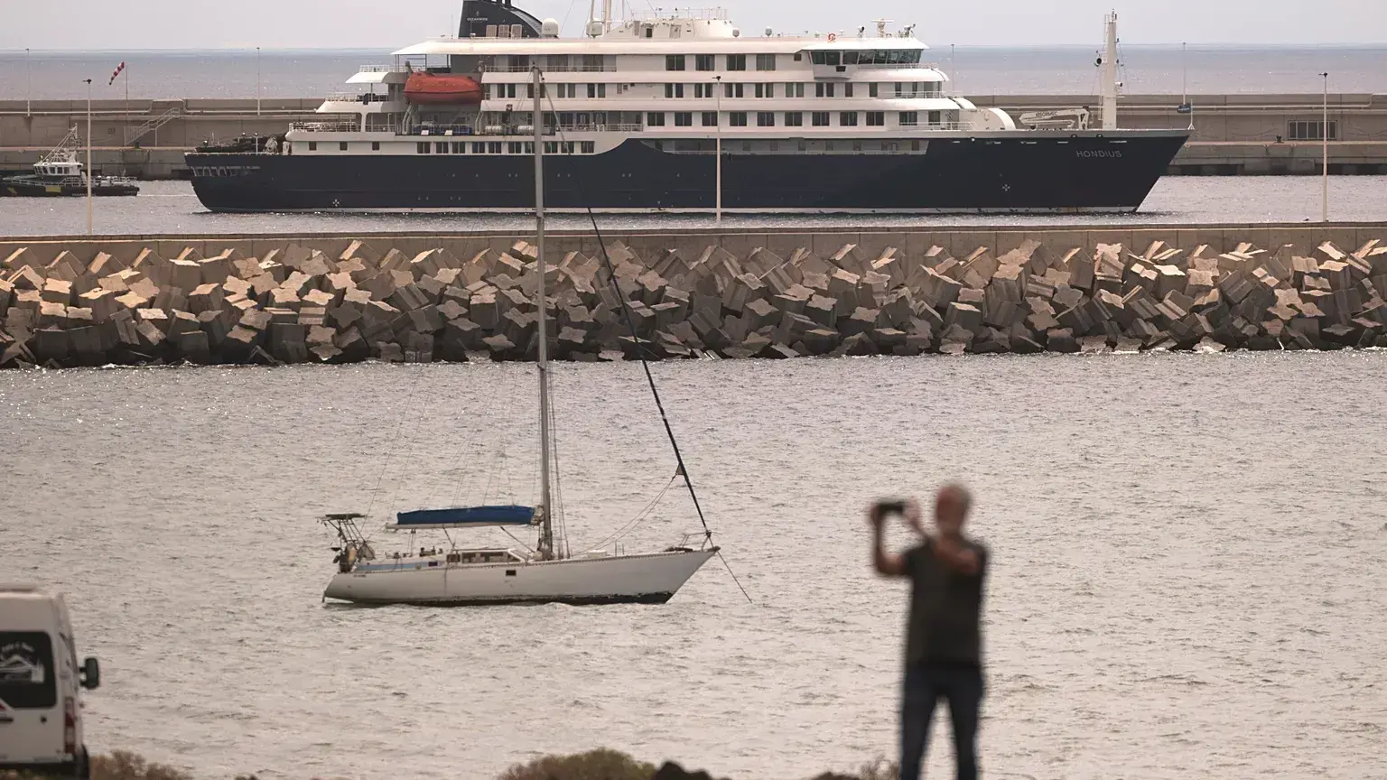 El crucero MV Hondius, afectado por hantavirus, fondeado en el puerto de Granadilla, Tenerife, Islas Canarias, España, el 11