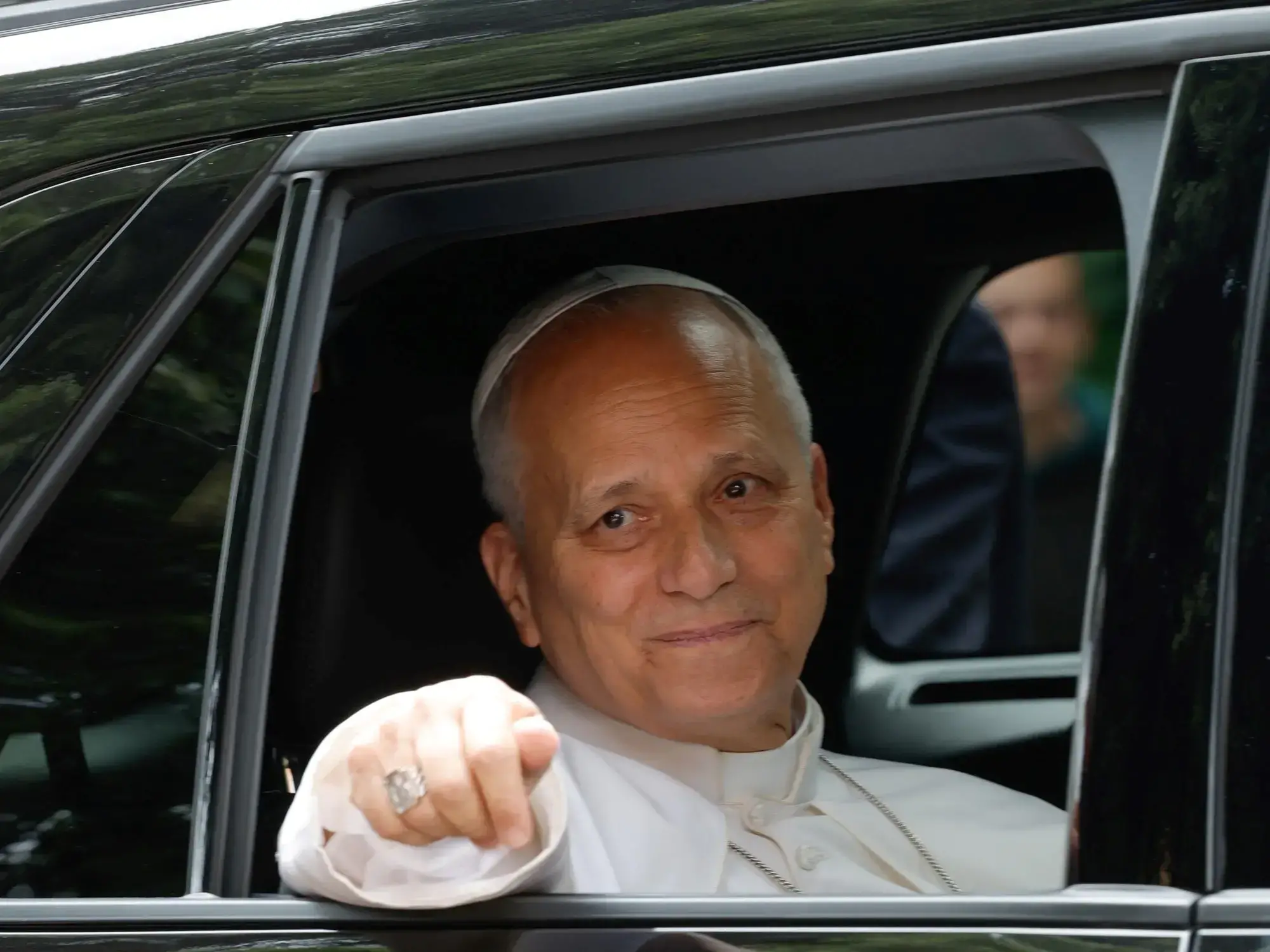 Papa León XIV saluda a los fieles a su llegada a la universidad Sapienza en Roma