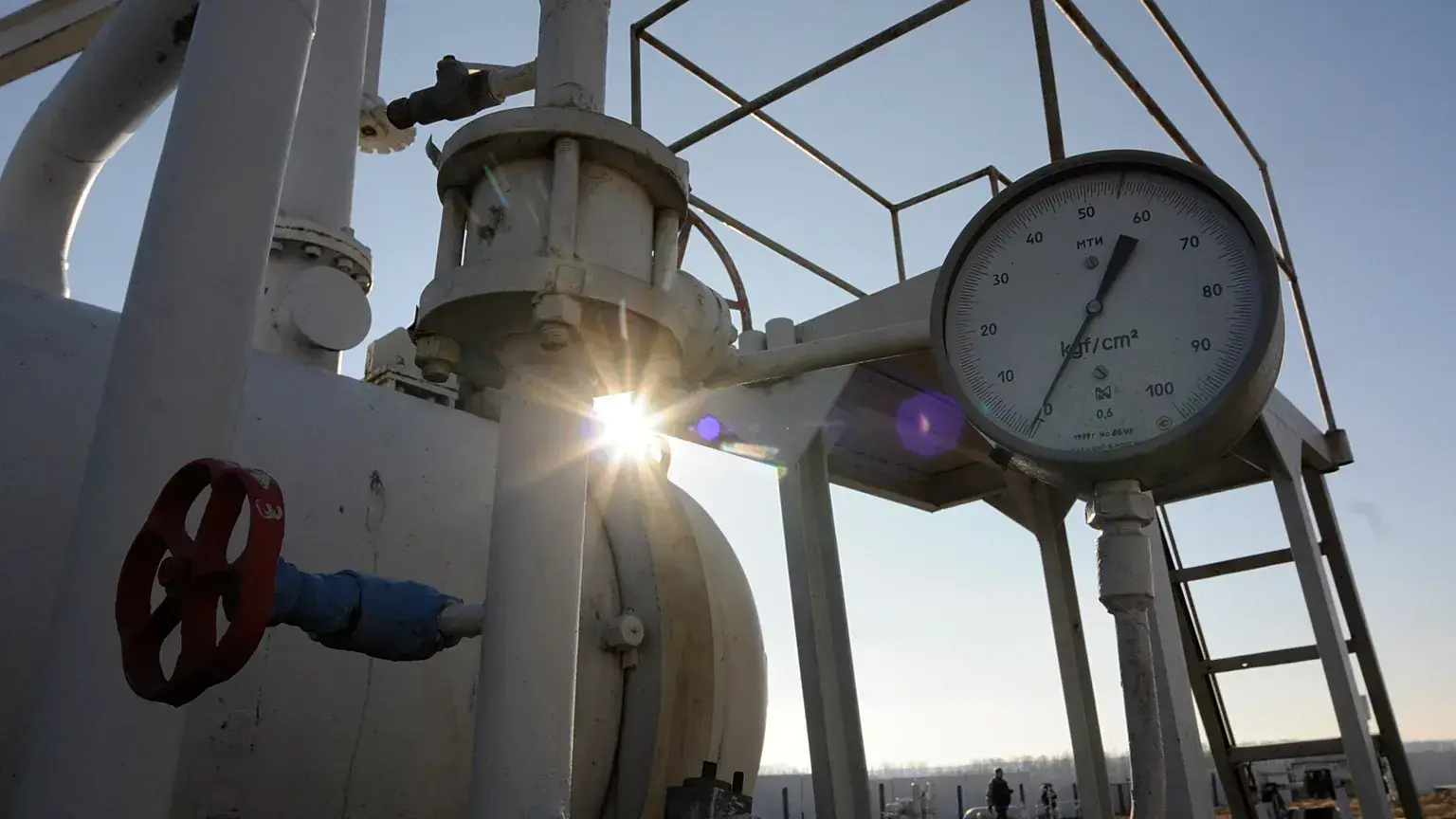 Manómetro de presión de gas en un gasoducto principal procedente de Rusia, en Boyarka, cerca de Kiev, Ucrania.