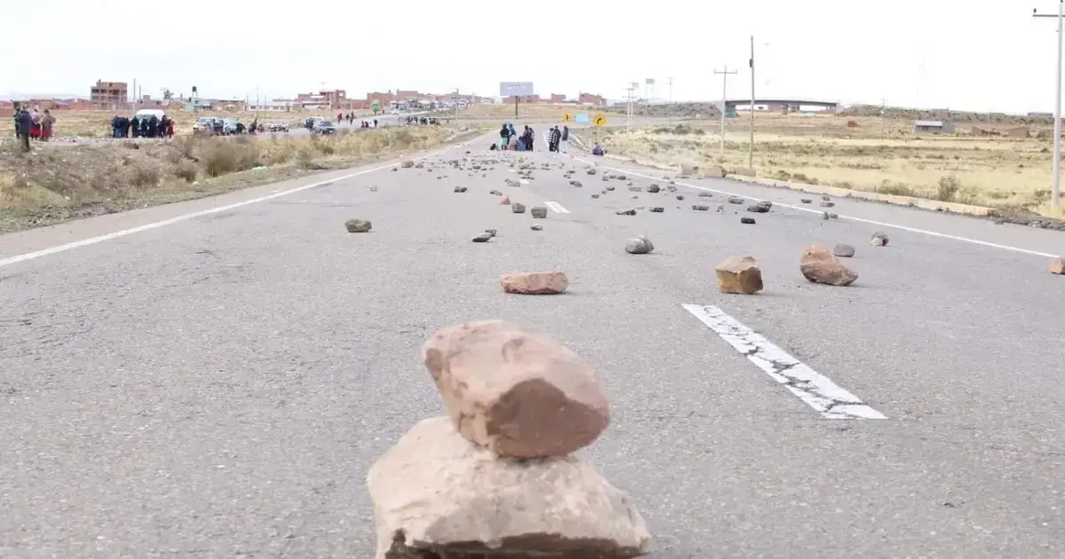Bloqueos en La Paz impiden el paso a vehículos y ciudadanos