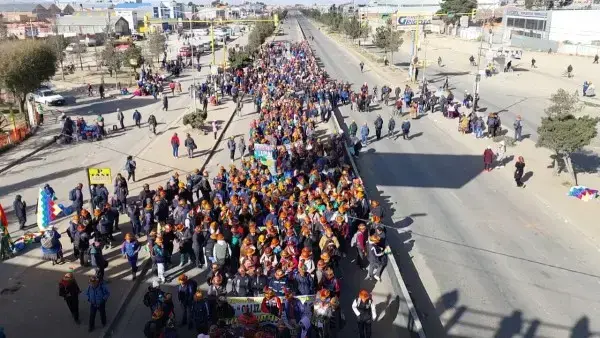 Mineros bloquean la carretera La Paz - Oruro.