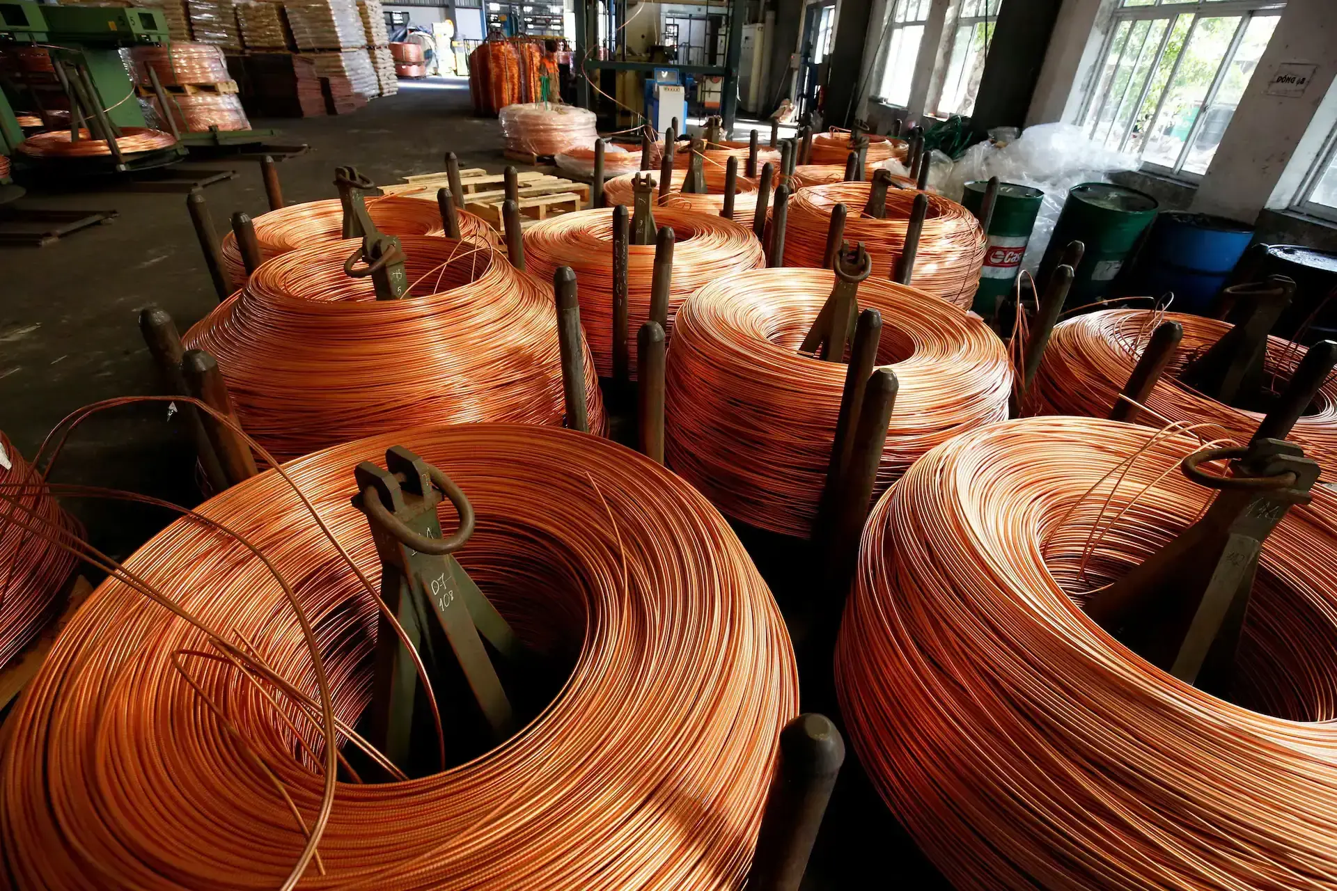 Cobre alcanza récord de 6,39 dólares mientras Chile enfrenta escándalo de auditoría en Codelco.