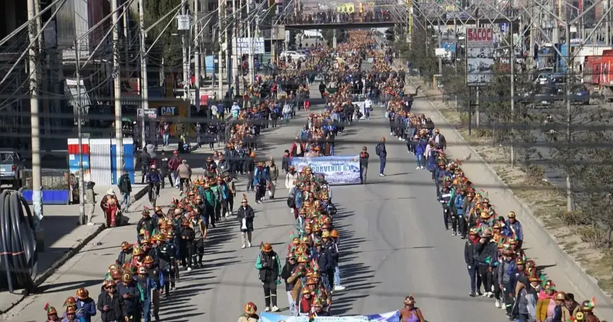 Marcha de la Federación de Cooperativas Minas desciende al centro paceño exigiendo atención al Gobierno