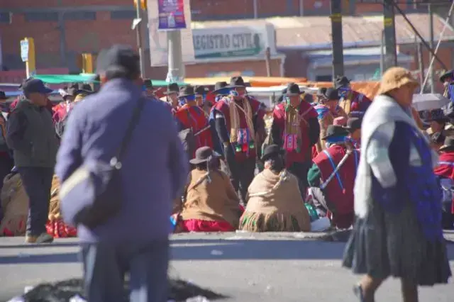 Los Ponchos Rojos bloquean en la ciudad de El Alto.
