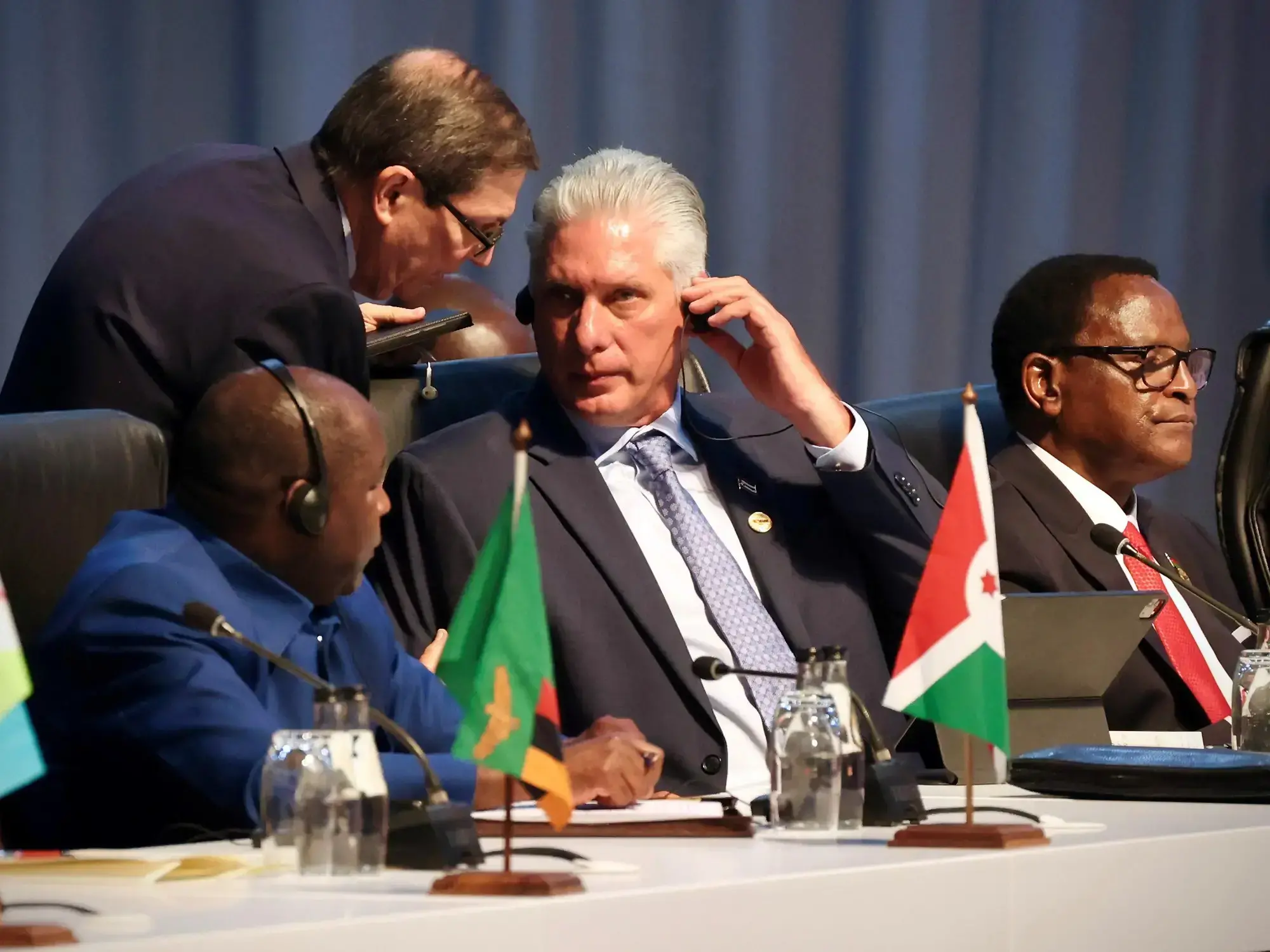 Miguel Díaz-Canel habla con el canciller cubano Bruno Rodríguez, en Johannesburgo. Foto: EFE